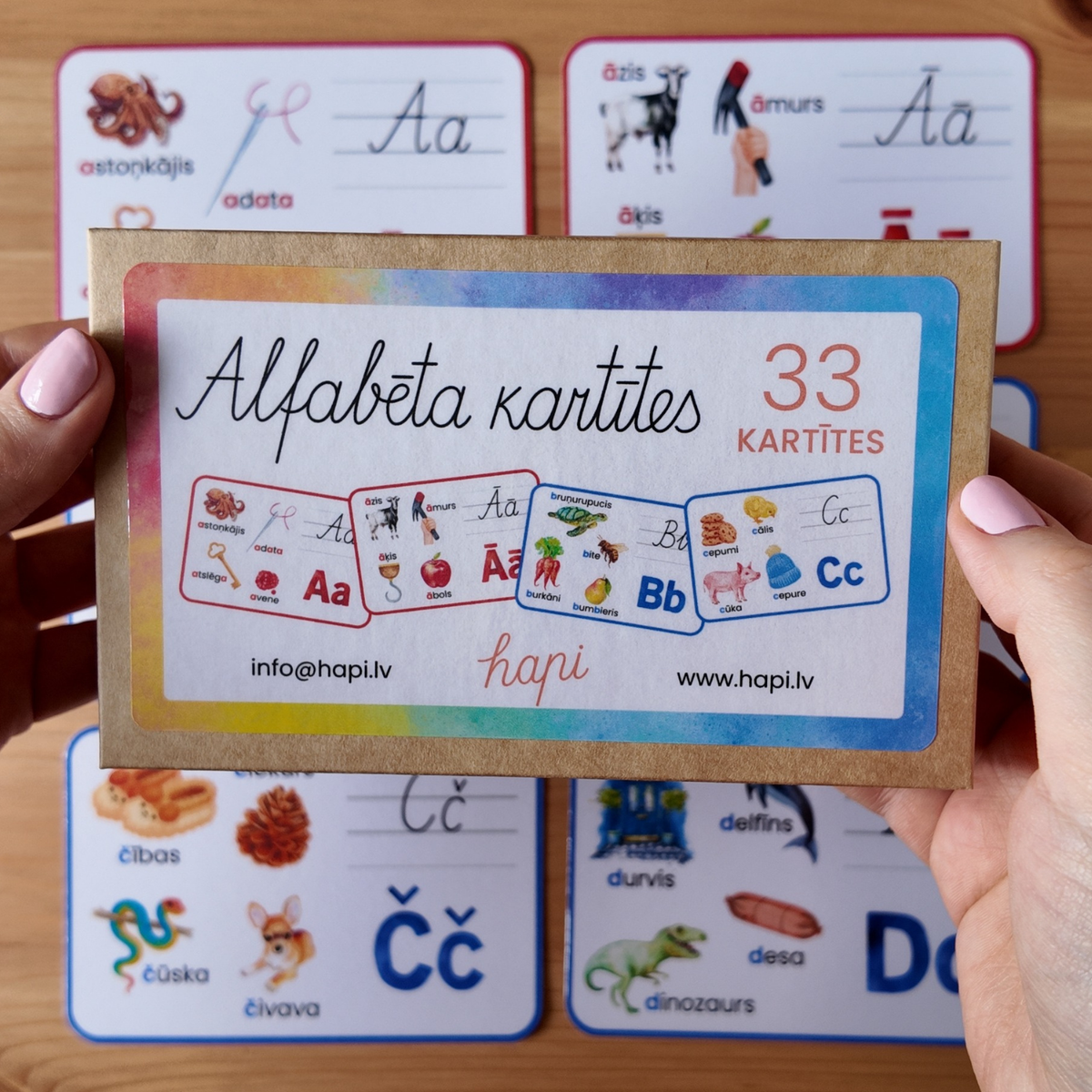 33 laminētu alfabēta kartīšu komplekts ar latviešu alfabēta burtiem, attēliem un vārdiem